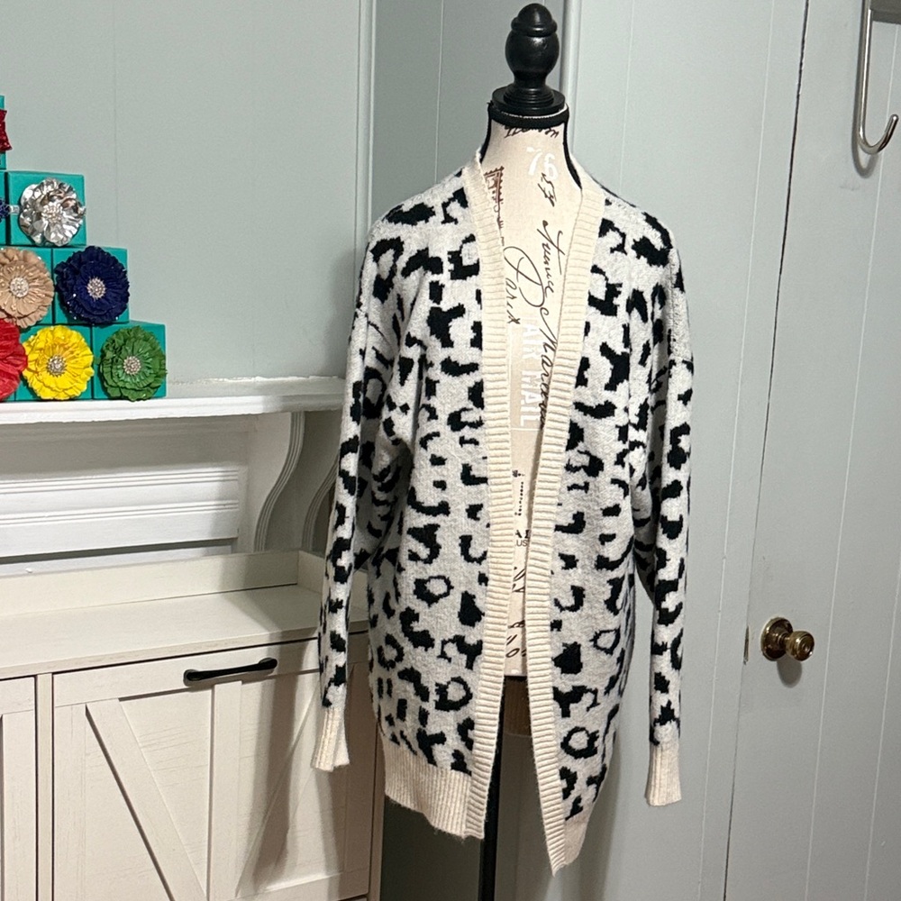 ⭐️3/$25⭐️ White Birch Cardigan Sweater‎